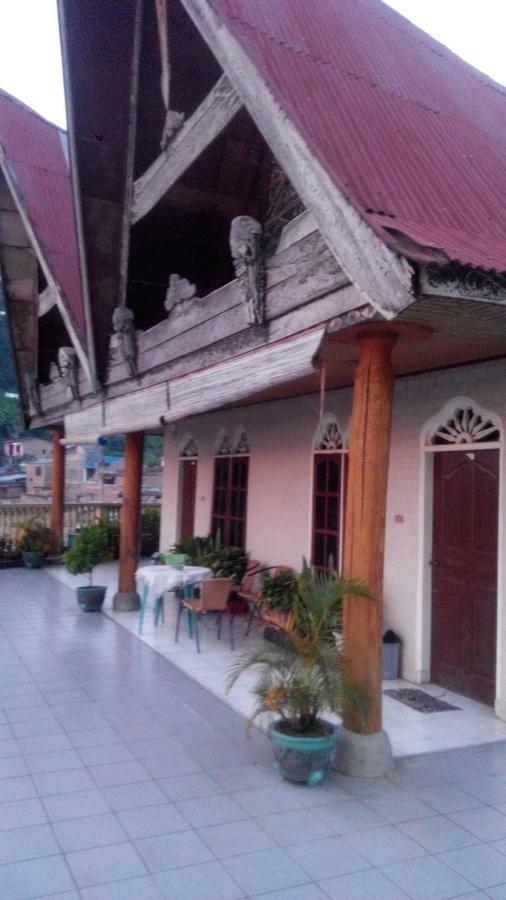 Melissa Palace Hotel And Karaoke Parapat Exterior foto